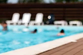 Mann begrapscht Mädchen in Freibad: Alkoholtest ergibt 4,2 Promille!