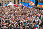 30.000 Fans machen Stuttgarter Schlossplatz zur Party-Meile, doch einen Schreck-Moment gibt es