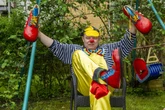 Clown Fridolin hat seine Schuhe wieder
