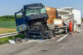 Lkw kracht in Sattelzug auf A5: Feuerwehr befreit eingeklemmten Fahrer