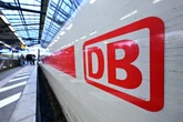 Mann will sich an einfahrendem Zug festhalten und fällt auf die Gleise