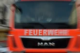 Großeinsatz in Köln-Lindenthal: Feuerwehr rettet bettlägerige Frau vor Flammen, drei Verletzte