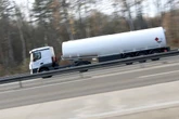 Tankerlaster kippt um: Verkehr gestört, Bergung erst in der Nacht