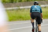 Rennradfahrer erfasst Seniorin und haut einfach ab: Jetzt sucht die Polizei nach ihm