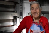 Mit 90 volle Power am Pastatisch: Nonna Angela steht immer noch am Restaurant-Herd