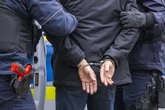 Familienvater würgt Polizisten, Kollege muss eingreifen