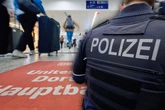 Mann (45) mit 14-Jährigem unterwegs: Polizei findet entsetzliche Bilder auf seinem Handy
