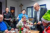 Stollen essen mit OB Schulze in der Chemnitzer Bahnhofsmission