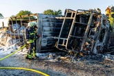 Lkw kippt auf A7 um und fängt Feuer: Helfer befreien Fahrer gerade noch rechtzeitig