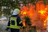 Feuerwehr-Großeinsatz im Landkreis Zwickau: Garage brennt vollständig nieder
