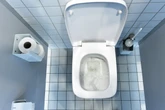 Besuch auf Damentoilette bringt Mann in große Schwierigkeiten