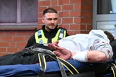 Pullover voller Blut: Mann randaliert in Treppenhaus und greift Sanitär an