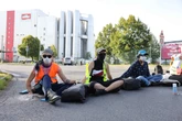 Müllermilch-Werk in Sachsen blockiert: Aktivisten kleben sich auf Zufahrtsstraße