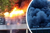 Feuerinferno in Schulkomplex: Flammen greifen auf andere Gebäude über