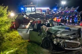 Auto kracht beim Überholen in abbiegenden Trecker: Zwei Schwerverletzte