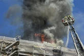 Schwarze Rauchsäule über Berlin: Wohnhaus in Brand, Hitze stellt Feuerwehr vor Problem