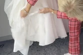 Als Braut erfährt, was Mutter heimlich unter ihrem Hochzeitskleid versteckt hat, muss sie weinen