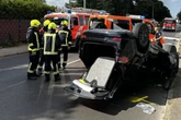 Auto überschlägt sich bei Kreuzungscrash in Köpenick