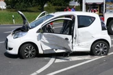 Kreuzungscrash! Verletzte Frau kann sich nicht mehr aus Auto befreien