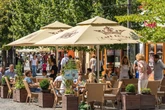 Auto kracht in Café: Elf Verletzte nach missglücktem Einparkmanöver
