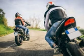 Mit 170 Sachen durch die Ortschaft: Motorrad kracht in Streifenwagen