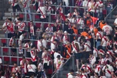 Schreck-Moment bei Finale in Leipzig: Fan stürzt Treppe hinab, Spiel unterbrochen