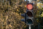 Frau missachtet rote Ampel: Autofahrer verliert zwei Finger