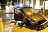 Verfolgungsjagd in Pirna! Ford rast Polizeikontrolle davon und kracht durch Bahnhofsgeländer