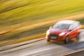 Fahrer gerät plötzlich in den Gegenverkehr: Zwei Schwerverletzte bei Wolgast