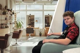 Friseur bedient Kunden und kann nicht glauben, was er an dessen Hals entdeckt