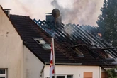 Großeinsatz in Wohngebiet: Dachstuhl fackelt komplett ab, Bewohner muss ins Krankenhaus