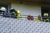 Flammen im Mehrfamilienhaus: Mann lebensgefährlich verletzt