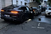 Luxus-BMW schiebt vier Autos zusammen: Viertelmillion Euro Schaden