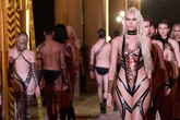 Bondage-Walk und Pinsel-Spritzer: GNTM-Kandidaten zeigen viel Haut für Paris Hilton