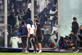 Fußball-Fans wollen Absperrzaun zum Stadion überwinden und sterben