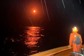 Boot kentert bei hohen Wellen: Schiffbrüchige müssen ganze Nacht schwimmen
