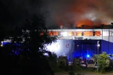 Sperrmüll-Halle in Flammen: Anwohner sollen Türen und Fenster schließen
