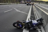 SUV-Fahrer kracht bei Spurwechsel in Motorrad: Biker stirbt bei Unfall auf Autobahn