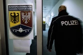 Mann will mit Tochter (8) in Flieger steigen, dann macht Polizei Schock-Fund auf seinem Handy