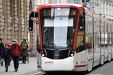 Crash beim Abbiegen: Rentner (79) kracht mit Straßenbahn zusammen