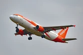 Bombe an Bord? Wildgewordene Passagierin sorgt für Panik in Easyjet-Flieger
