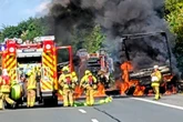 Lkw geht auf A44 in Flammen auf: Übrig bleibt nur ein Blechgerippe