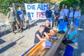 Partystimmung nach Wegzug des "Alm-Terroristen"