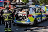 Auto und Streifenwagen kollidieren: Polizeifahrzeug überschlägt sich, mehrere Verletzte