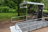Plötzlich wieder da: Luxus-Klo im Lene-Voigt-Park sorgt für Aufsehen