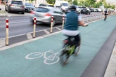 Radfahrerin stürzt und verletzt sich schwer - aber was ist geschehen?