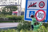 Greenpeace sorgt für Tempolimit: Verkehrsschilder an Autobahnen einfach überklebt