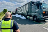 Lastwagen fährt ungebremst in Stauende: Ein Toter bei schwerem Unfall auf A61 bei Bonn