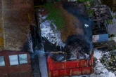 Feuerwehr im Großeinsatz: Mensch tot aus brennenden Bungalow geborgen