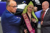 Lästern mit Scholz? Selbst ernannte Kanzlerin Katja Krasavice schießt gegen Merz
